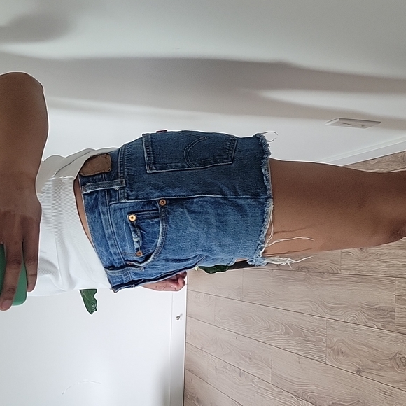 Levi's Shorts size 28 - Picture 2 of 16